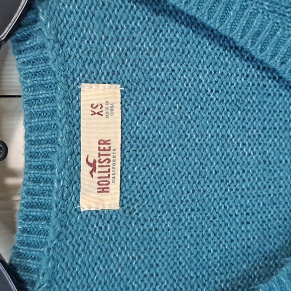 Hollister llama v neck sweater - XS - turquoise/teal blue - Picture 2 of 4